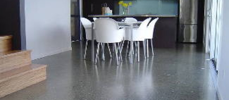 Woonbeton in zwart terrazzo Woonbeton, design beton, design vloer