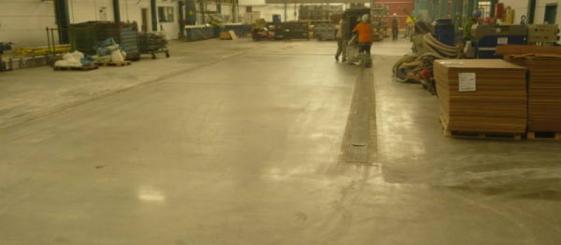 Sapa na 1 Na de behandeling door Moru, bestaande uit beton frezen, diamant schuren en impregneren is er weer een goede bedrijfsvloer gecreëerd