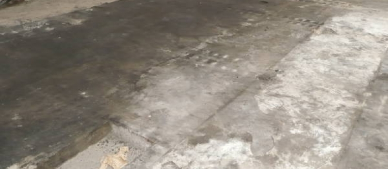 Sapa voor 1 Een zwaar vervuilde betonvloer voorafgaand aan de vloer renovatie