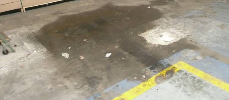Sapa voor 3 Een derde afbeelding van een sterk vervuilde betonvloer voorafgaand aan de behandeling door Moru.