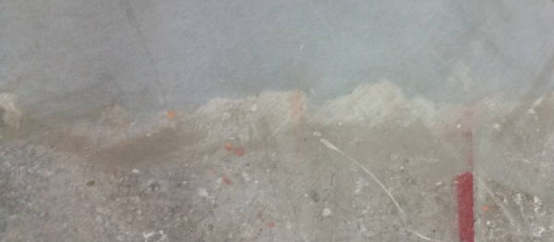 Vervuilde beton02 Een licht vervuilde betonvloer, niet met lijmresten maar met diverse verfresten, die gedeeltelijk is schoongeschuurd middels diamant schuren