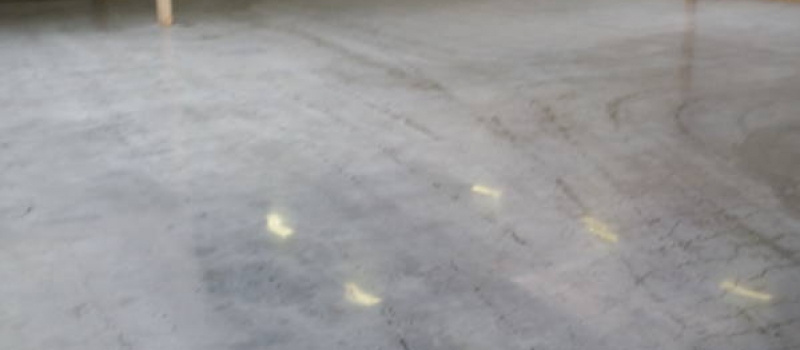 Gebruikte en vervuilde betonvloer geheel hersteld en stofvrij gemaakt. betonvloer stofvrij, betonvloer gepolijst, gepolijste betonvloer, stofvrije betonvloer, betonvloer geïmpregneerd, stofvrije betonvloer.