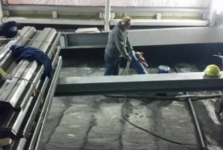 De stofzafzuiging voorkomt stofdwarreling en betonstof in de lucht terwijl de losgeachuurde bitumen achterblijven op de schoongeschuurde betonvloer