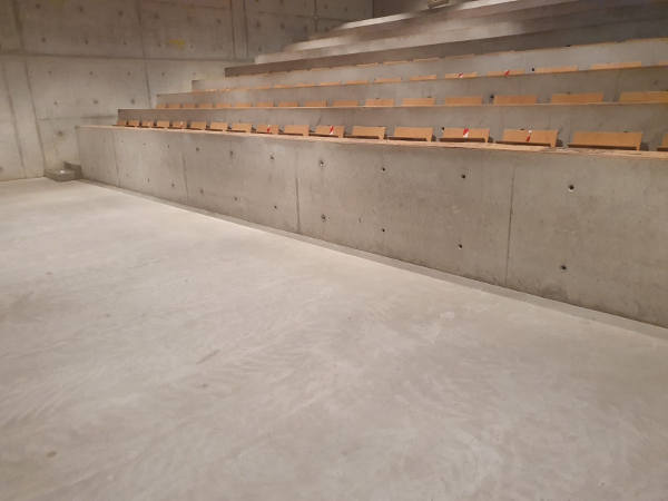 Kunst Academie Maastricht betonrenovatie collegezaal betonvloer impregneren #coatingverwijderen #betonvloerweeralsnieuw #betonpolijsten #grafitiverwijderen