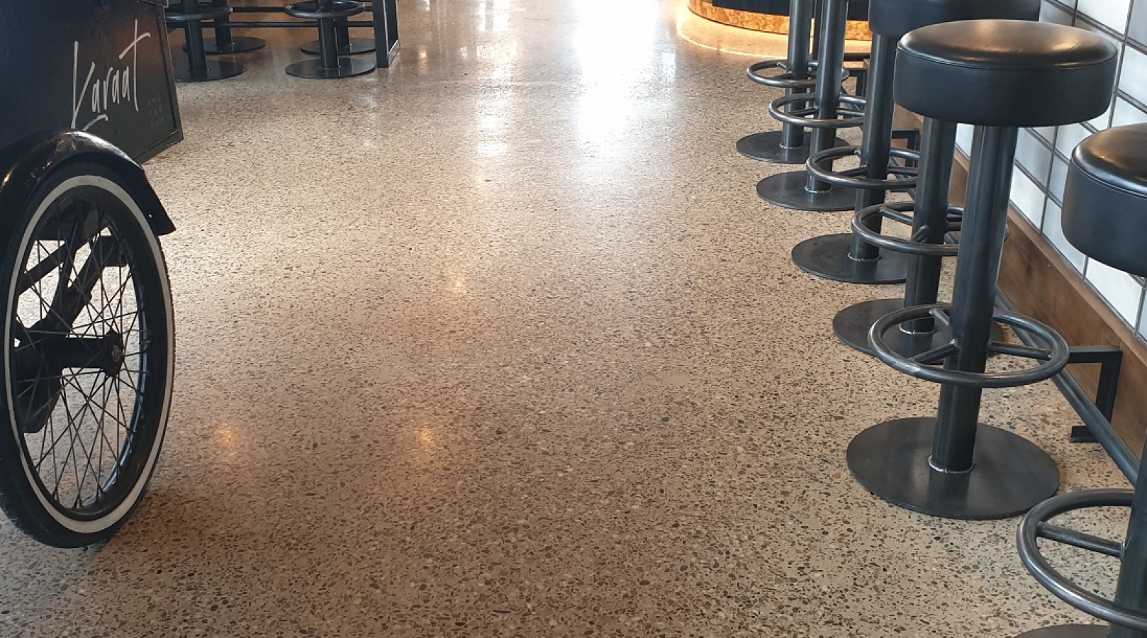 Beton terrazzo: in het grind geschuurde en gepolijste betonvloer