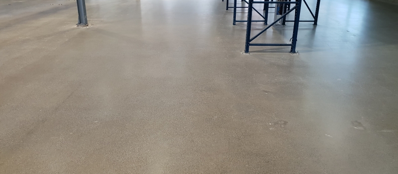 Beton polijsten: Met het polijsten van deze betonvloer nadat de oude en beschadigde gietvloer werd verwijderd is een nieuwe en representatieve betonvloer gemaakt klaar voor jaren gebruik.