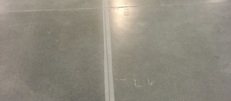 Dillatatievoeg betonvloer hersteld Dilatatievoer hersteld
