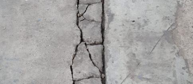 Beschadigde Dilatatie naad in betonvloer