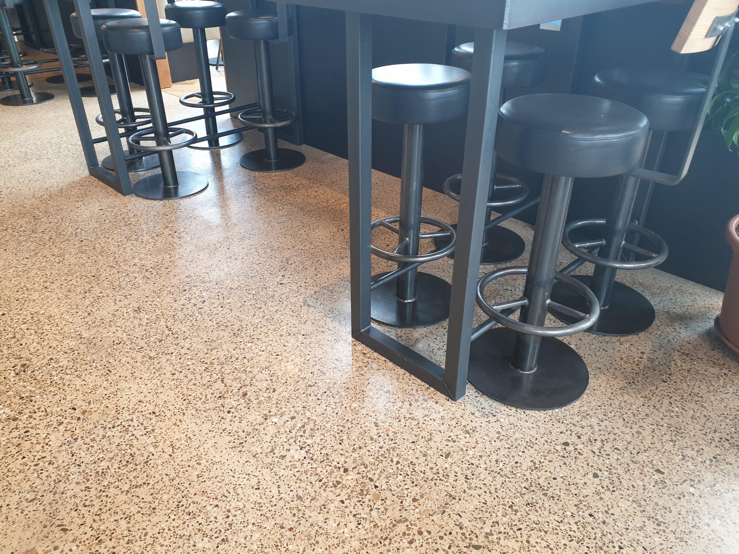 Prachtige beton terrazzo vloer in een restaurant