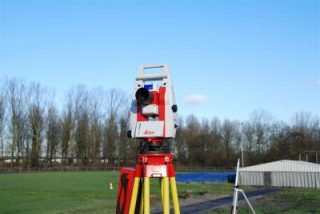 Met een total station kunnen wij elke ruimte in 3D inmeten en verzorgen wij ook de 3D laser sturing van onze machines